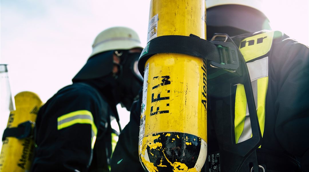 Bombero con equipo de respiración autónoma